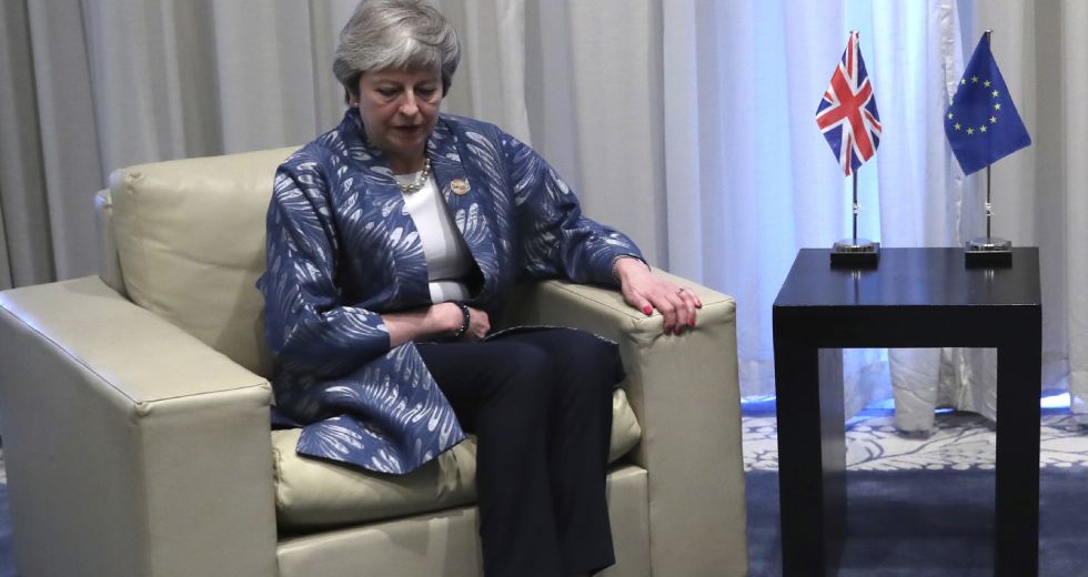 Νέες καθυστερήσεις παίζει η Μέι για το Brexit